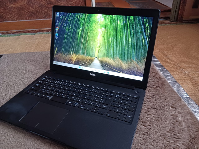 DELLノートパソコンDELL Latitude 3500を斜めの角度から撮影した全体像