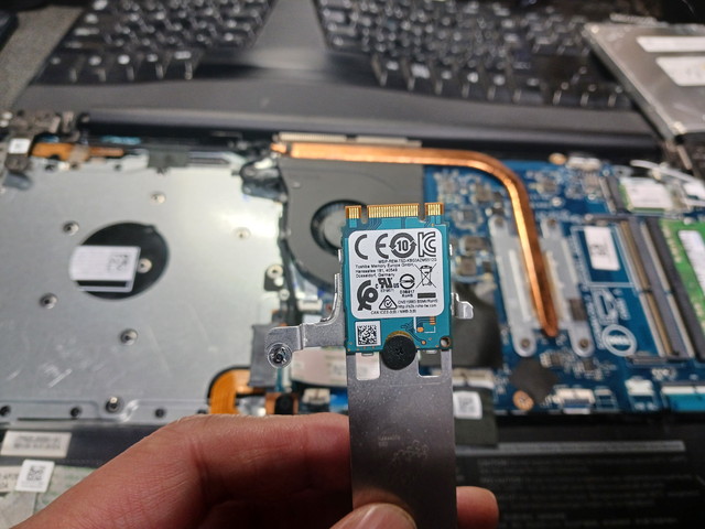 NVMe SSD 256GB取り付け作業風景DELL Vostro 3580 早川スタイル