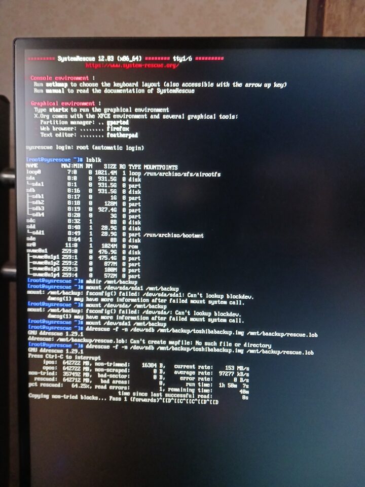 Linux SystemRescueの画面でddrescueコマンドを実行し不良HDDから正常なHDDへクローンしている様子