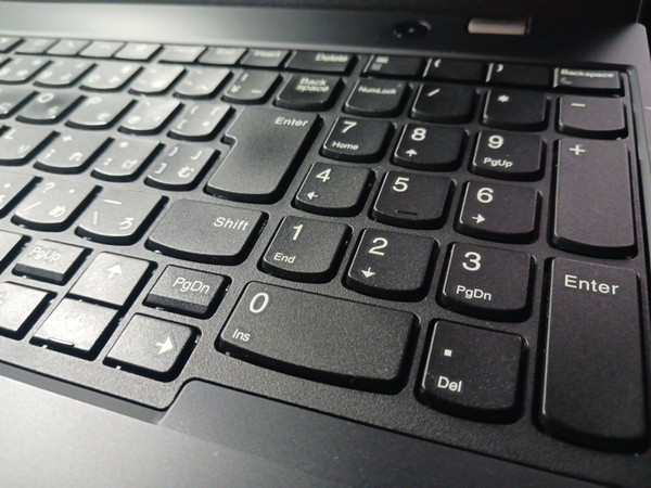 Lenovo ThinkPad L15 のキーボードは、富士通以上に快適なタッチ、高さもあります。