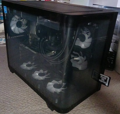 Thermaltakeケース 斜め 強化ガラスパネル ファン9基 修理前 早川スタイル