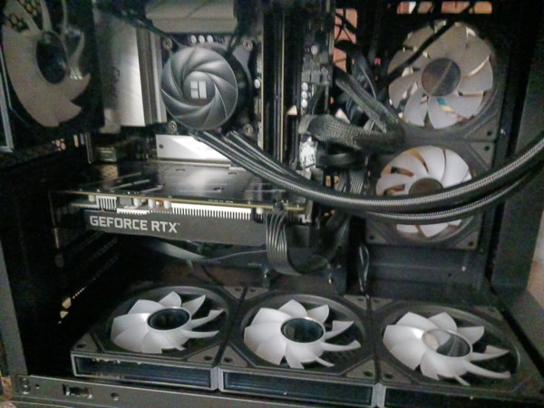 ゲーミングPC内部 GeForce RTX グラフィックボード ファン9基 簡易水冷 早川スタイル