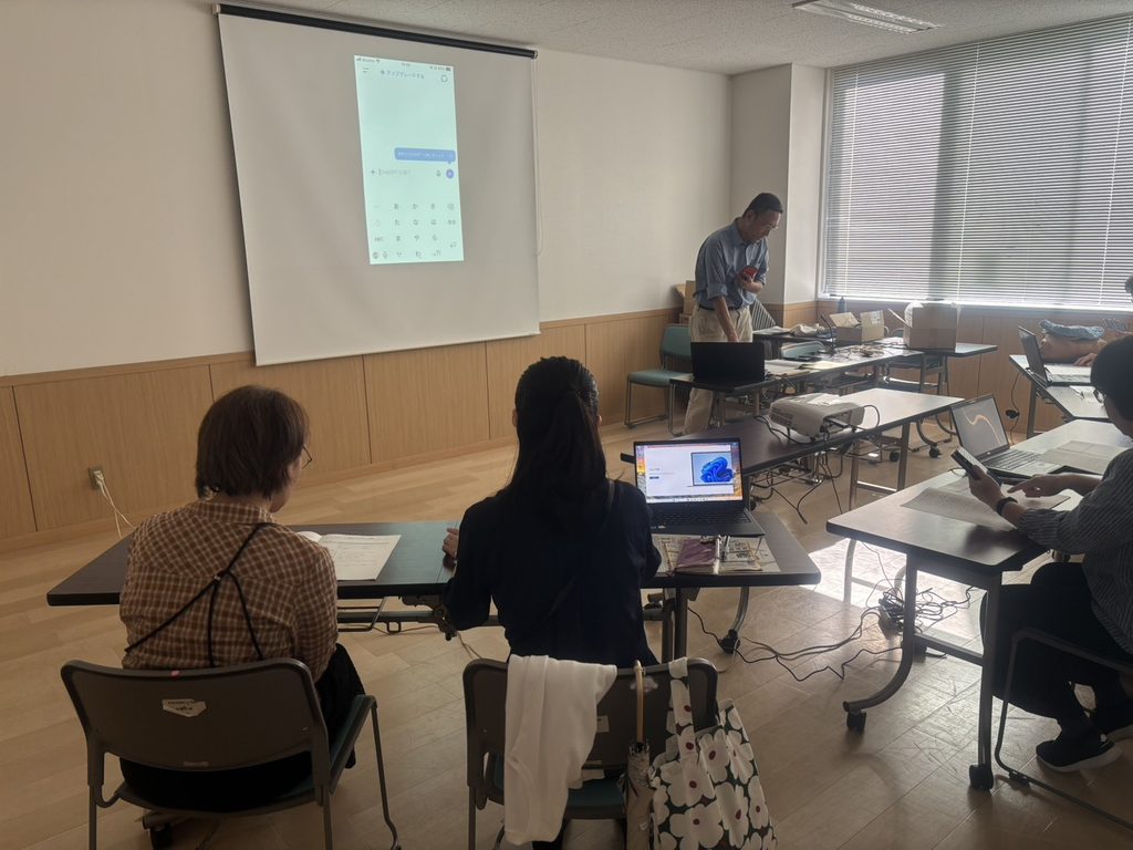 スクリーンに映したスマホのChatGPT画面で説明する様子 糸魚川市 早川スタイル