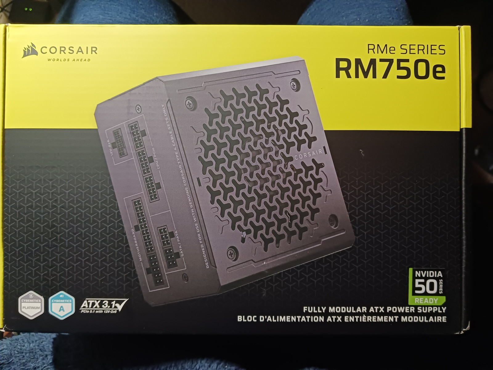 Corsair RM750e電源ユニットのパッケージ。黄色い箱にフルモジュラーATX電源の画像