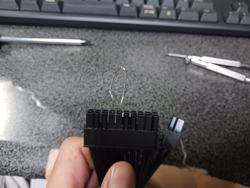 電源ユニットの24ピンコネクタにペーパークリップを挿した診断テストの様子