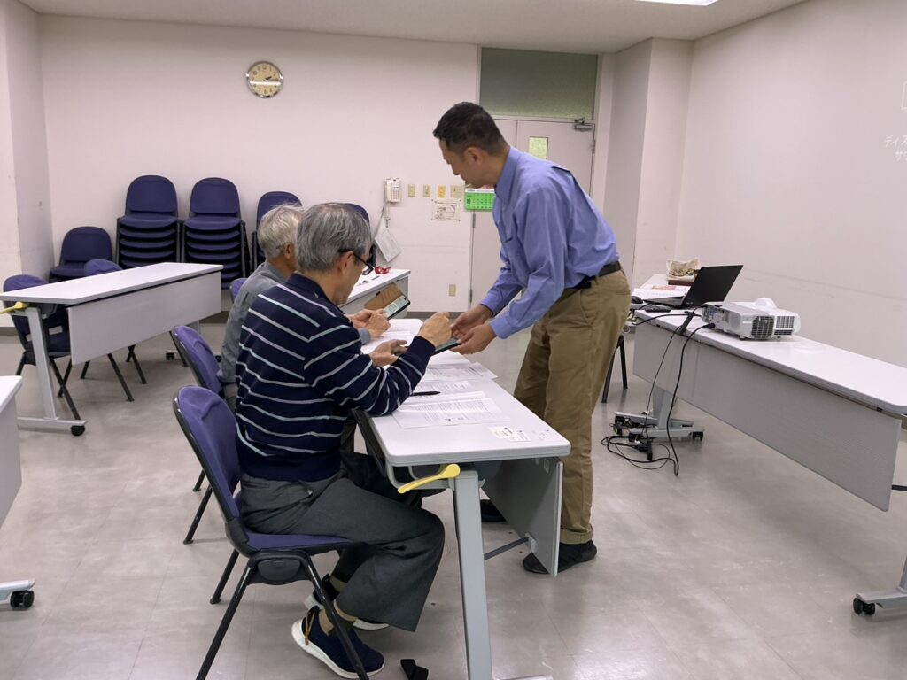 文化財情報発信力向上セミナー2025第1回 糸魚川市 参加者にスマートフォン操作を指導する講師 早川スタイル
